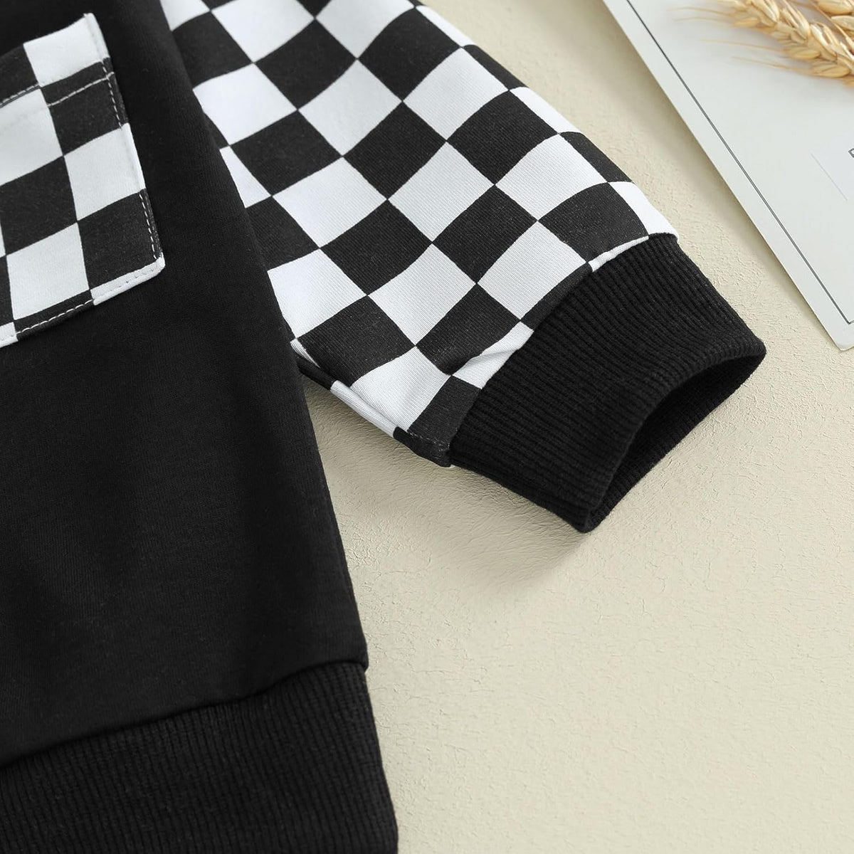 Black sweatshirt with checkered sleeve cuff and ribbed knit hem