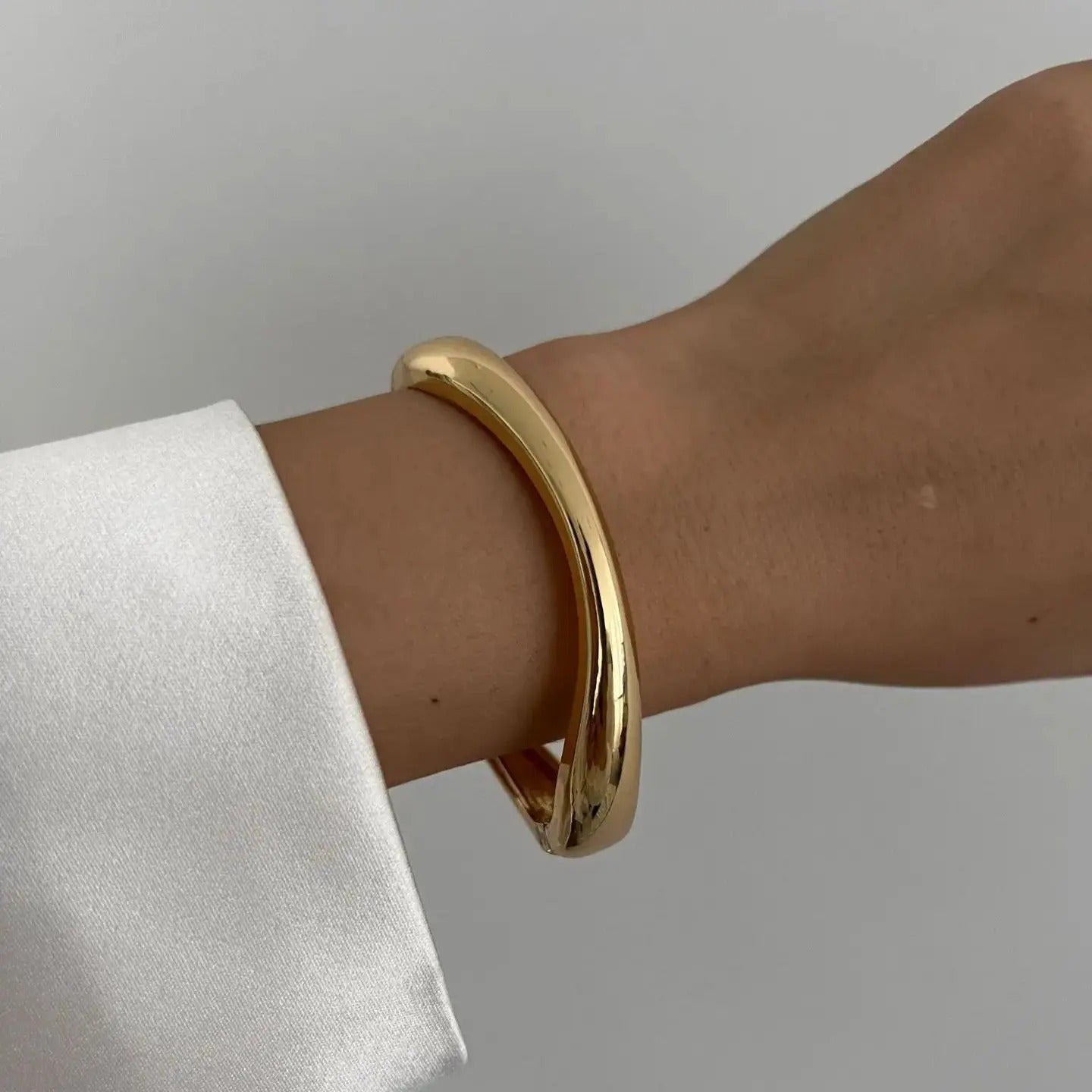 Elegant Fluid Cuff Bracelet – Open Statement Design-bracelet-Golden Flow Cuff-
